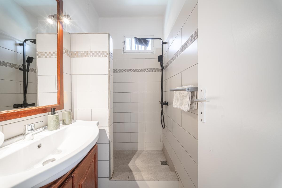 salle-de-bain-douche-italienne-villa-diamant (1)